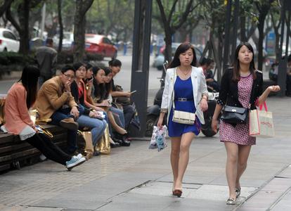 女生地铁帮占座被扇巴掌当场崩溃